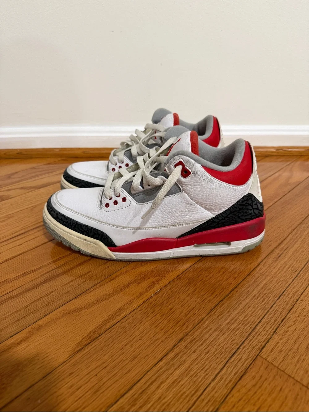 Retro Jordan ‘Fire Red’ 3 Men’s White, Red & Black Retro Sneakers